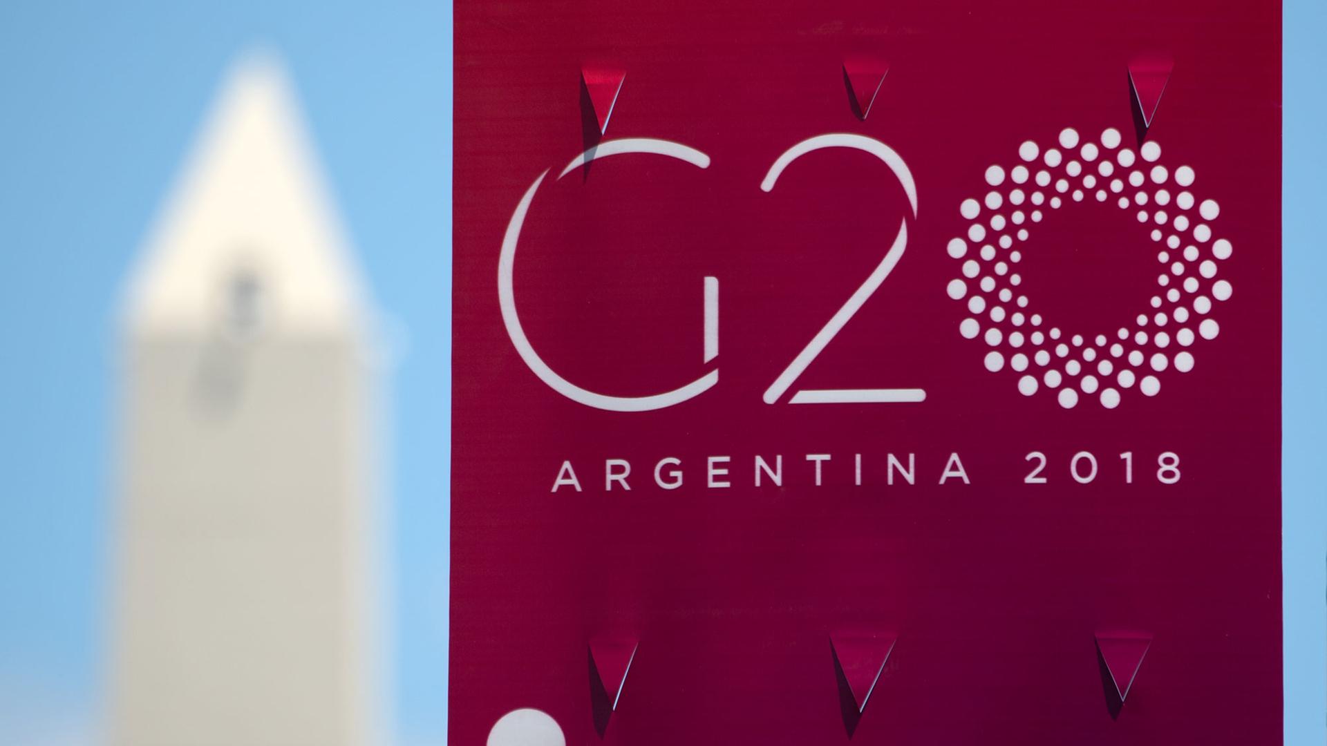 Ein Plakat mit der Aufschrift G20 an einer Straße in Buenos Aires