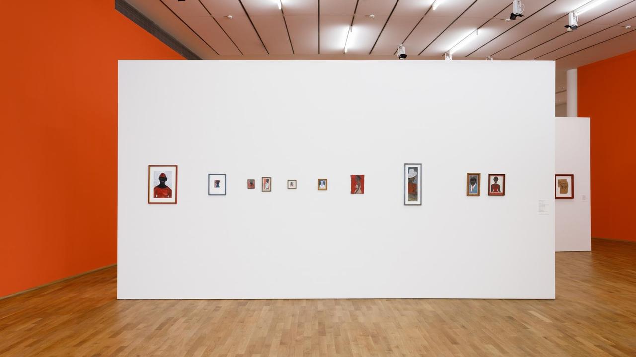 Blick in die Sonderausstellung im MMK in Frankfurt - die kleinformatigen Gemälde von Frank Walter hängen an quer in den Museumsraum aufgebauten Stellwänden