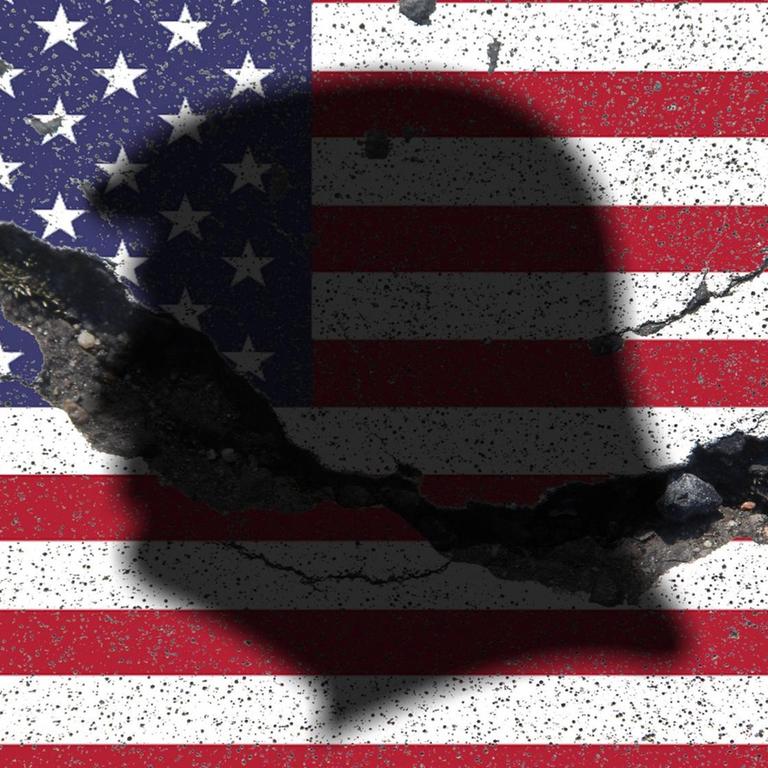 Symbolbild zum Thema der fortschreitenden gesellschaftlichen Spaltung der Vereinigten Staaten von Amerika USA seit der Amtsübernahme von Präsident Donald Trump: Flagge Stars and Stripes mit Spalt und Rissen und Schatten Trump 