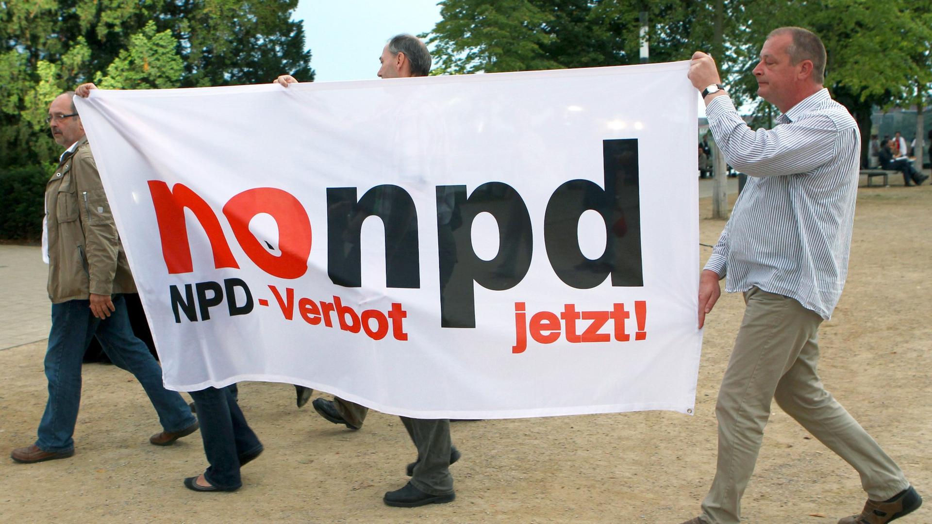 Einwohner protestieren nach Bekanntgabe der Ergebnisse bei den Landtagswahlen in Mecklenburg-Vorpommern am Sonntag (04.09.2011) vor dem Schweriner Schloss gegen die Wiederwahl der NPD. Foto: Jens Büttner dpa/lmv