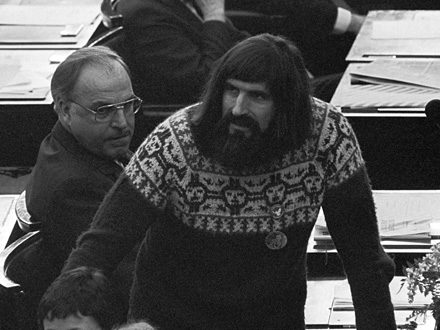 Der Abgeordnete der Grünen, Studienrat Walter Schwenninger aus Tübingen am 29.03.1983 während der konstituierenden Sitzung des Bundestages in Bonn. Links Bundeskanzler Helmut Kohl Der Abgeordnete der Grünen, Studienrat Walter Schwenninger aus Tübingen am 29.03.1983 während der konstituierenden Sitzung des Bundestages in Bonn. Links Bundeskanzler Helmut Kohl