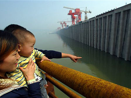 Eine chinesische Famile betrachtet den Drei-Schluchten-Damm am Jangtse-Fluss in der Provinz Hubei.
