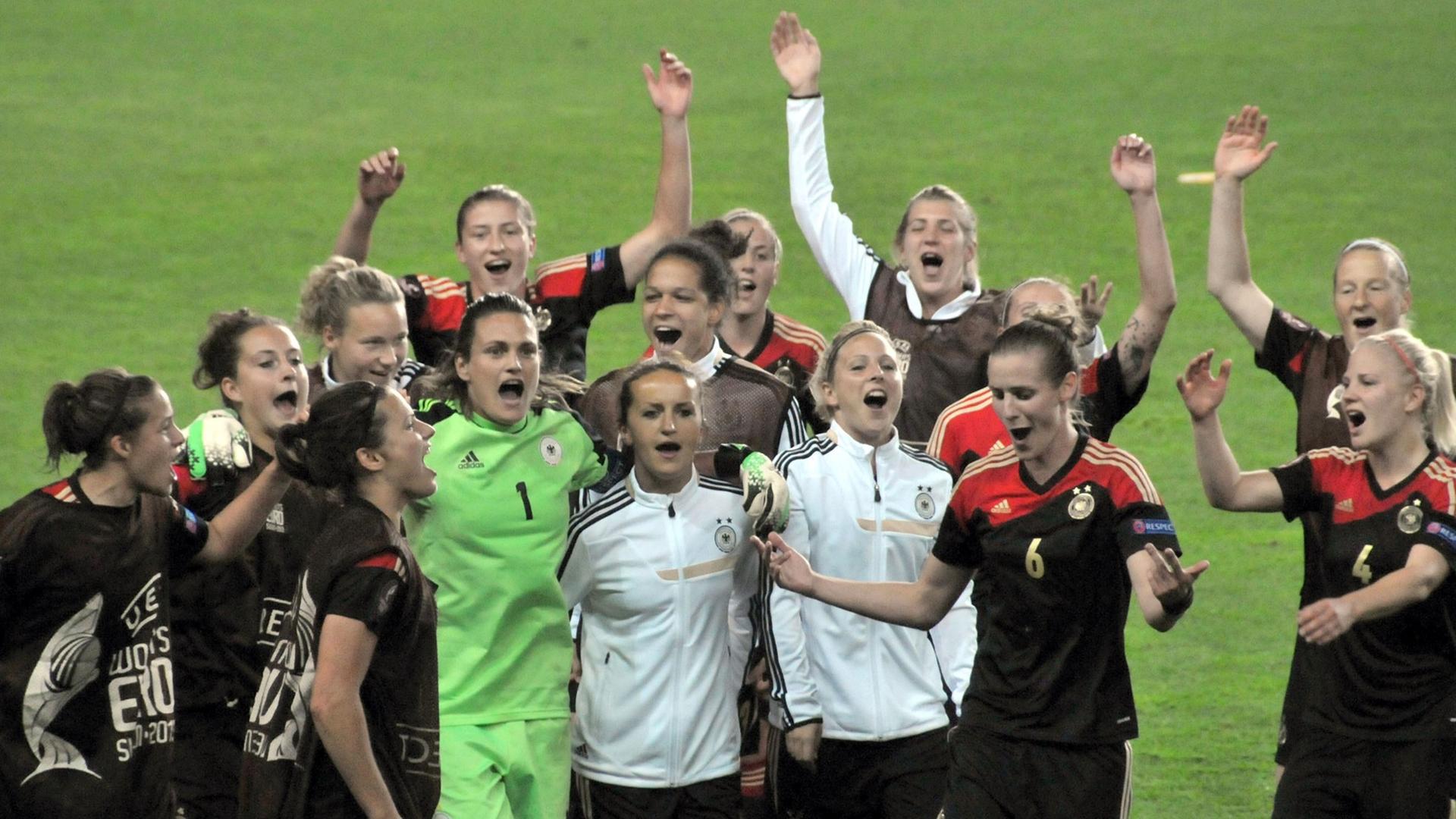 The team of Germany reacts after the UEFA Women«s EURO 2013 semi final soccer match between Germany and Sweden at the Gamla Ullevi Stadium in Gothenburg, Sweden, 24 July 2013.
Photo: Carmen Jaspersen/dpa The team of Germany reacts after the UEFA Women«s EURO 2013 semi final soccer match between Germany and Sweden at the Gamla Ullevi Stadium in Gothenburg, Sweden, 24 July 2013.
Photo: Carmen Jaspersen/dpa