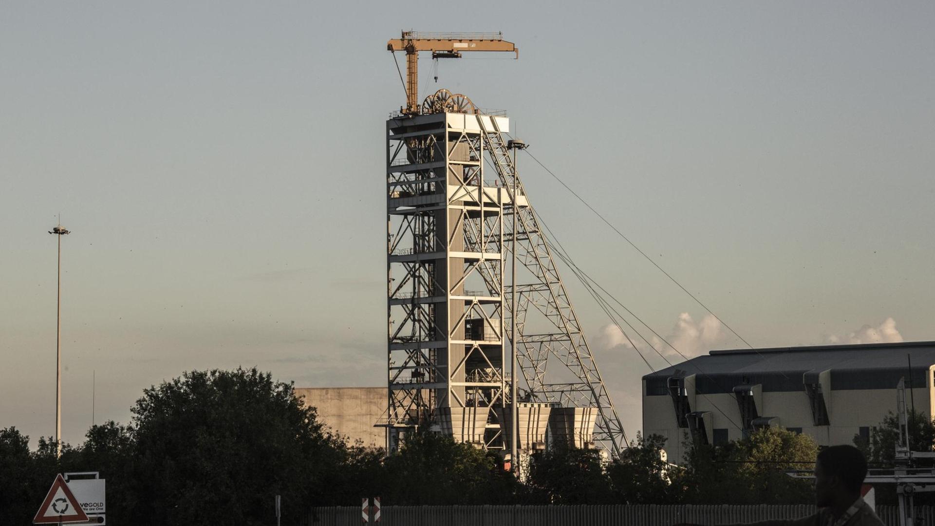 Ein Förderturm der Goldmine Beatrix im südafrikanischen Theunissen.