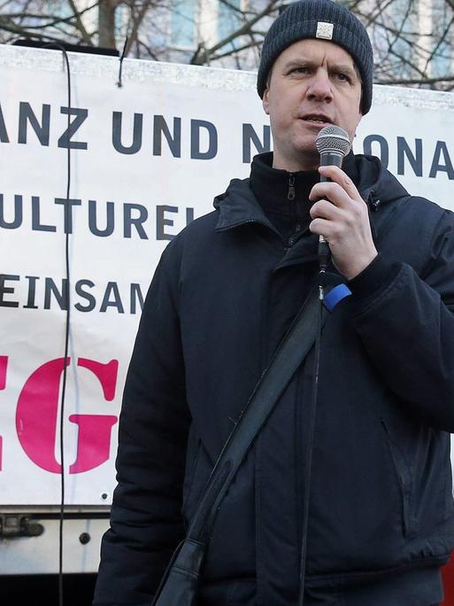 Pascal Begrich spricht auf der Kundgebung in Magdeburg in ein Mikrofon.