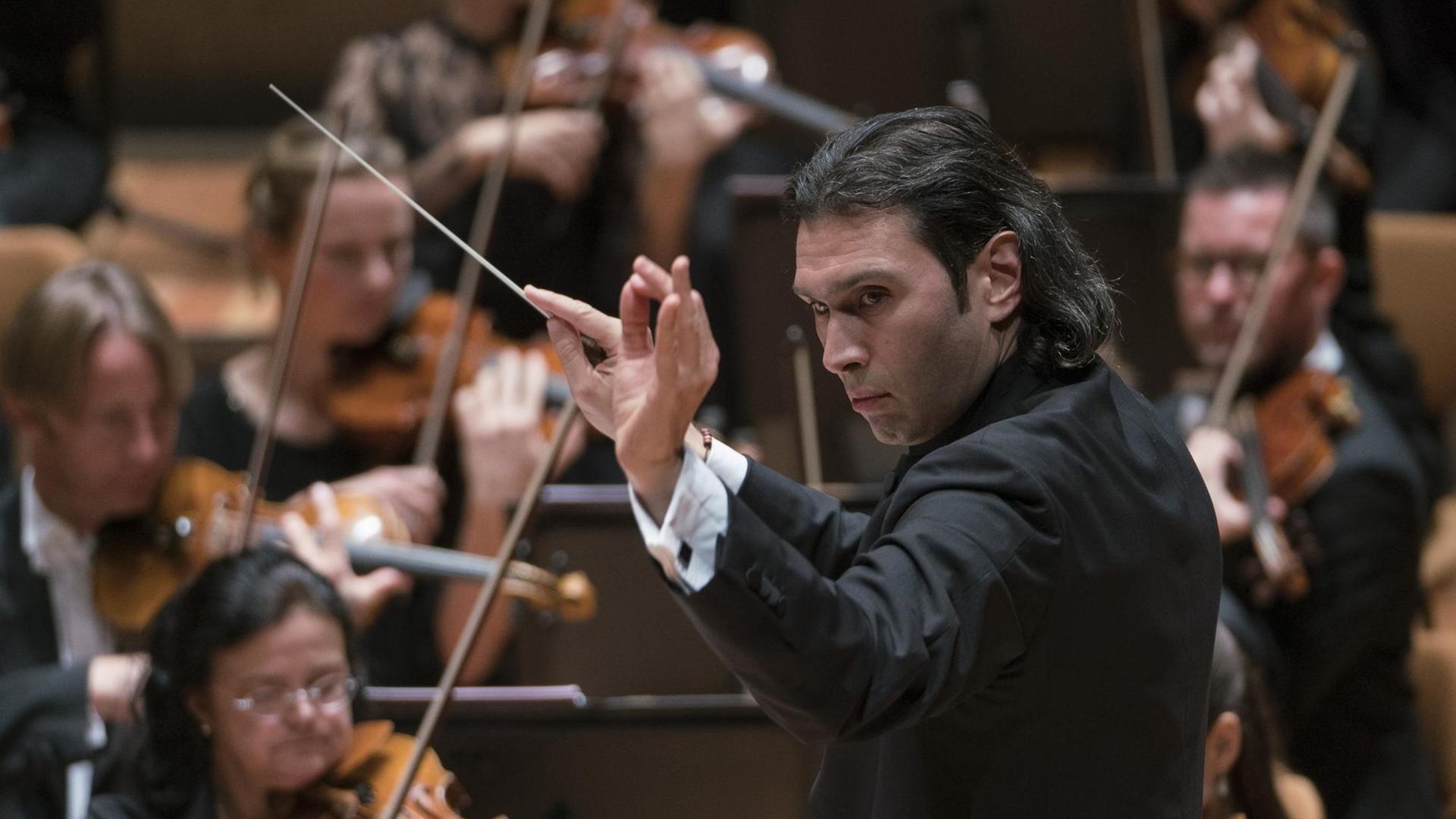 Vladimir Jurowski bei seinem Antrittskonzert beim Rundfunk-Sinfonieorchester Berlin