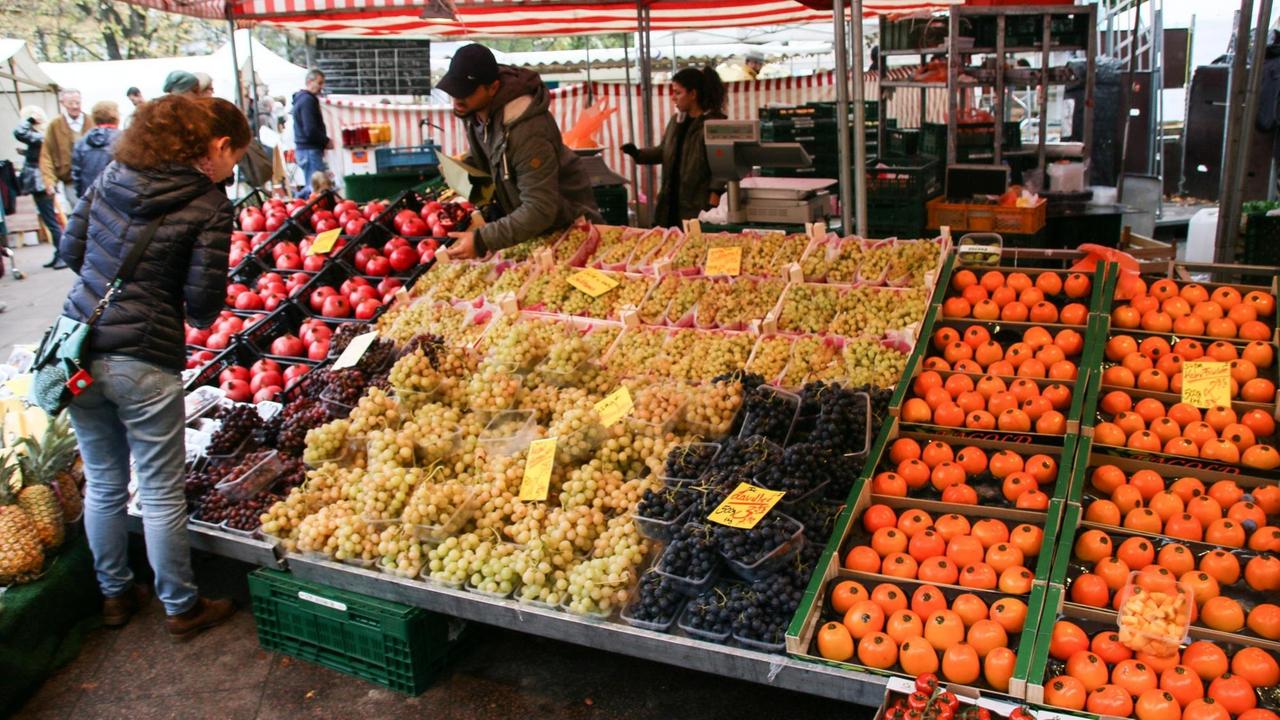 Obst und Gemüse an einem Marktstand auf dem Winterfeldplatz in Berlin.