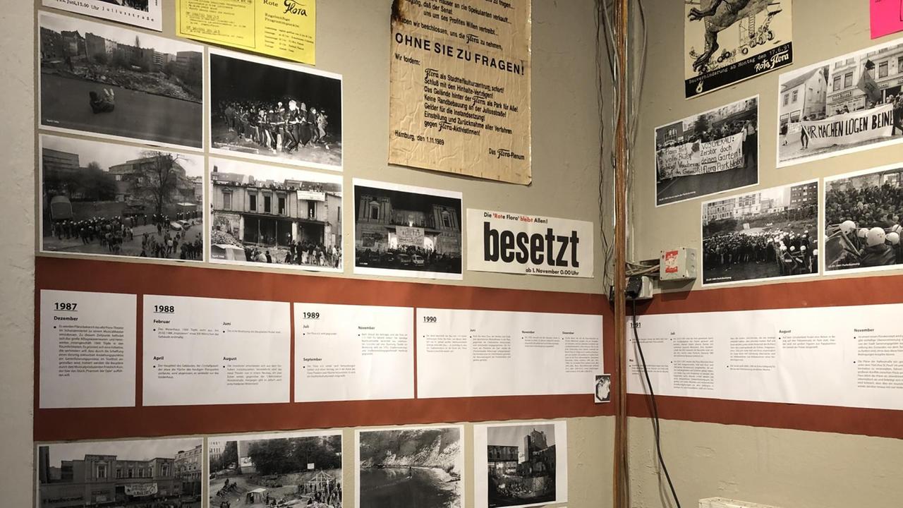 An einer Wand kleben Fotos, Flugblätter und eine Chronik der Besetzung des Hauses.