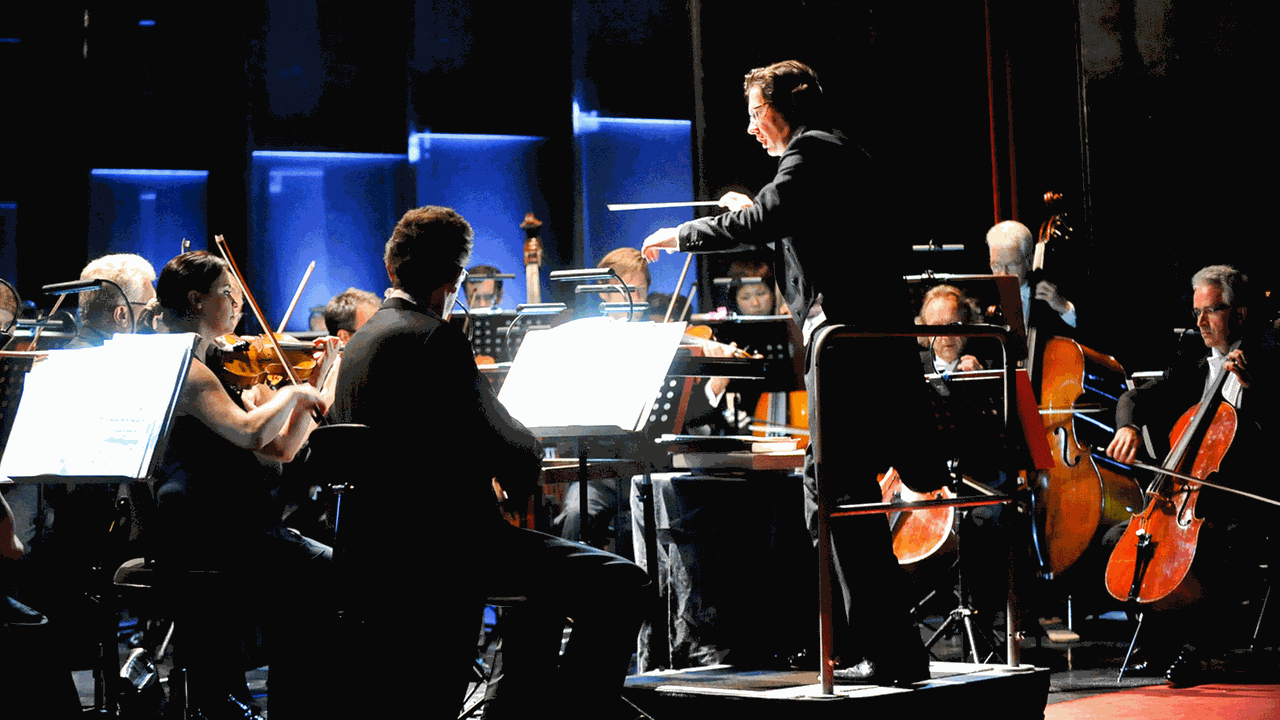 Das Schleswig-Holsteinische Sinfonieorchester mit seinem Dirigenten Peter Sommerer