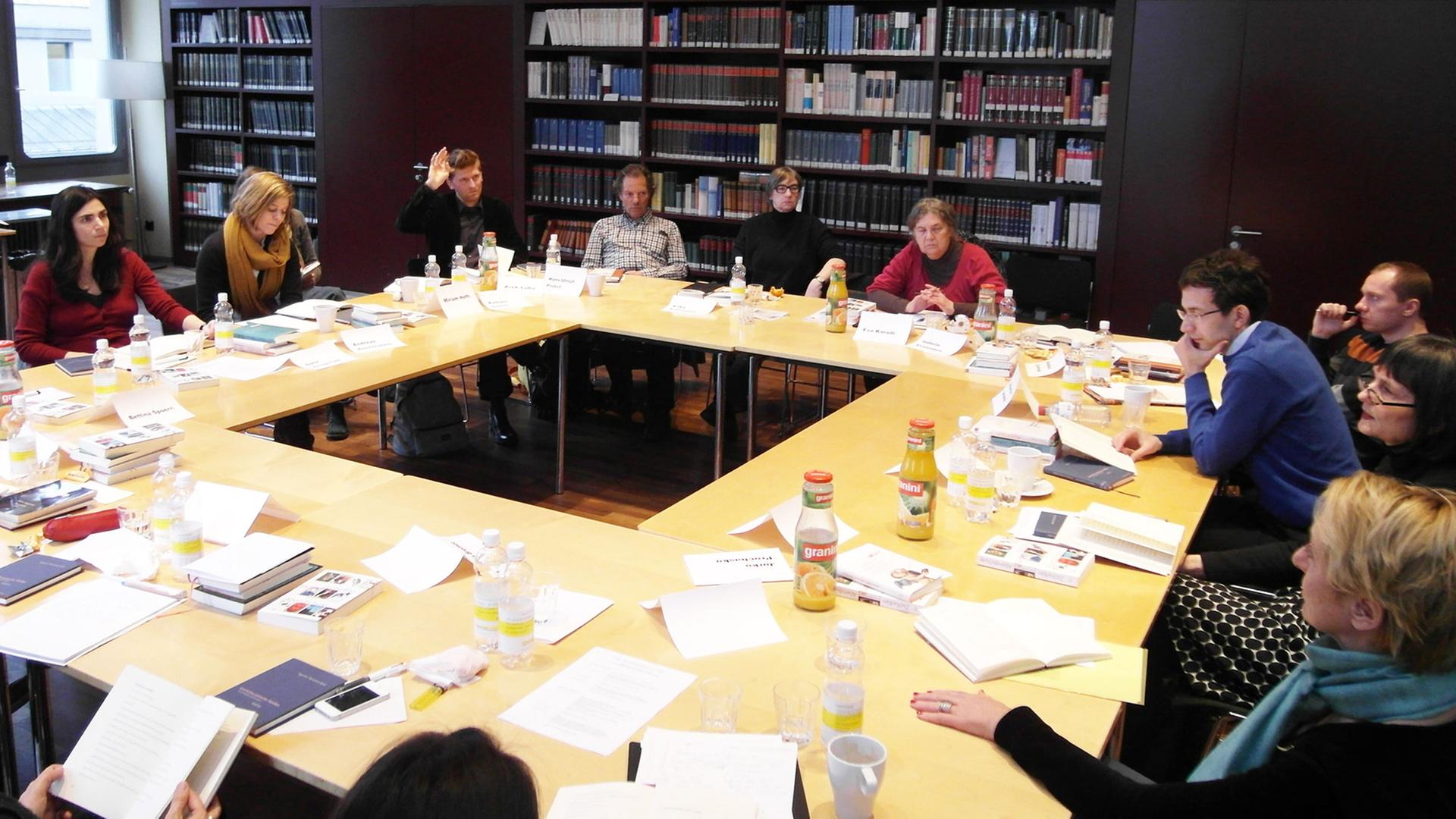Teilnehmer des Literaturkritiker-Workshops aus Ost- und Mitteleuropa und der Schweiz in Zürich sitzen um einen Tisch.