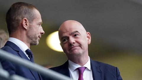 FIFA-Präsident Gianni Infantino (r.) mit UEFA-Präsident Aleksander Ceferin