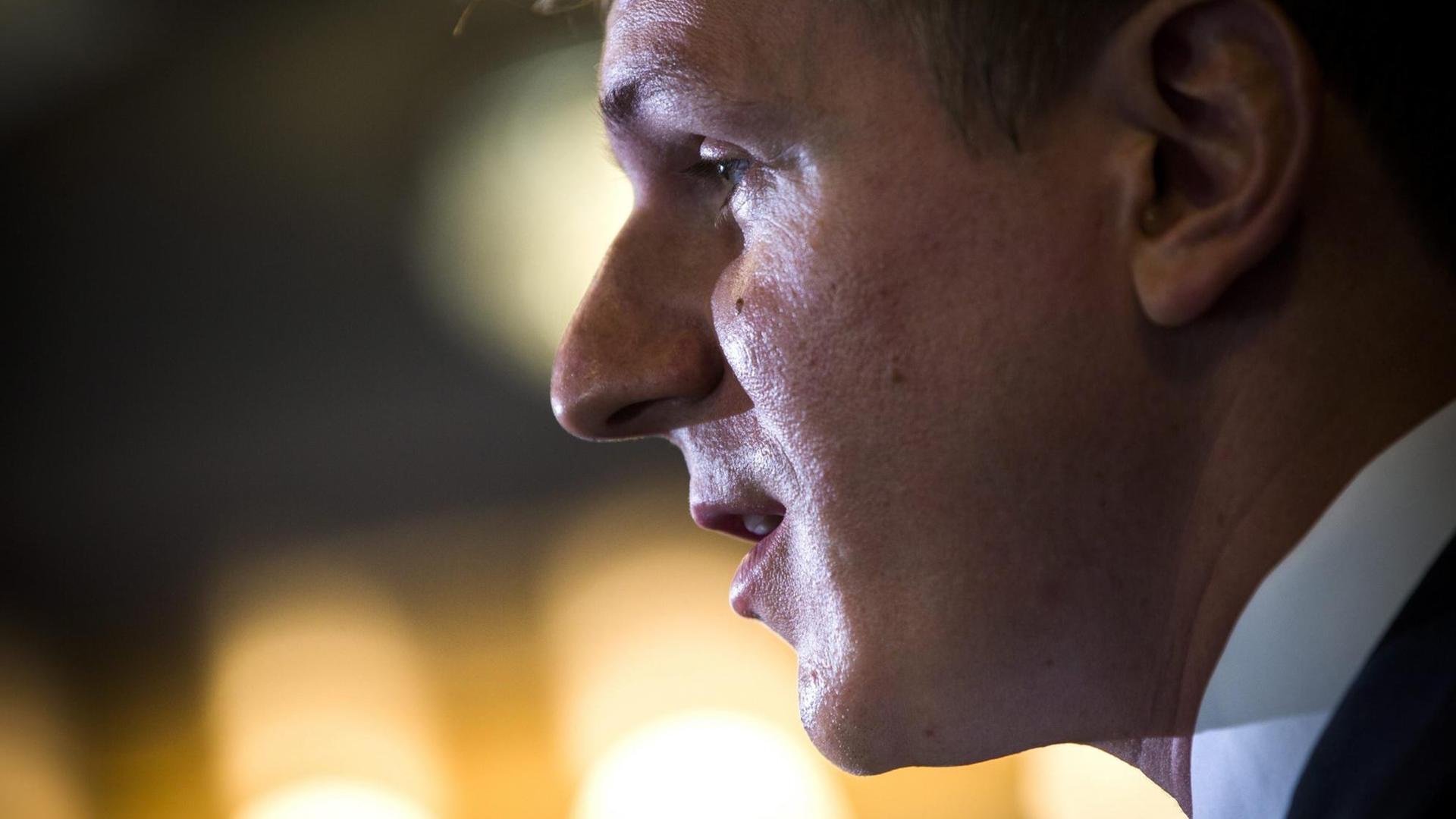 Profilaufnahme des Gesichts James O'Keefe, aufgenommen 2015 beim National Press Club in Washington, DC.