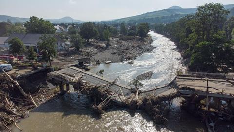 Zerstörte Brücke über die Ahr in Ahrweiler nach der Flutkatastrophe im Juli 2021 (Luftaufnahme mit einer Drohne).