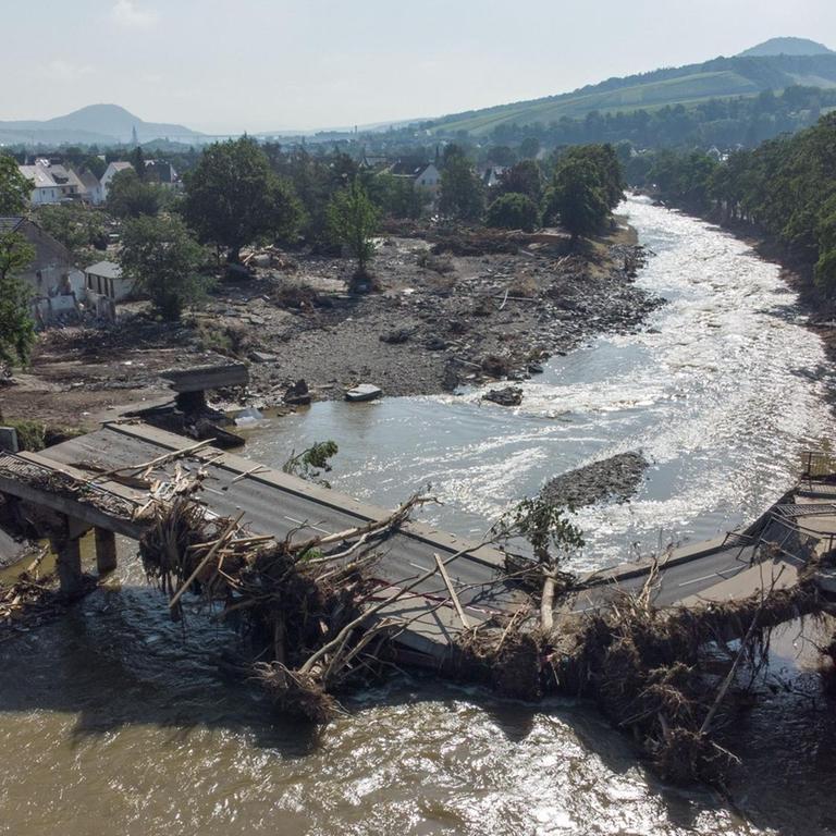 Zerstörte Brücke über die Ahr in Ahrweiler nach der Flutkatastrophe im Juli 2021 (Luftaufnahme mit einer Drohne).