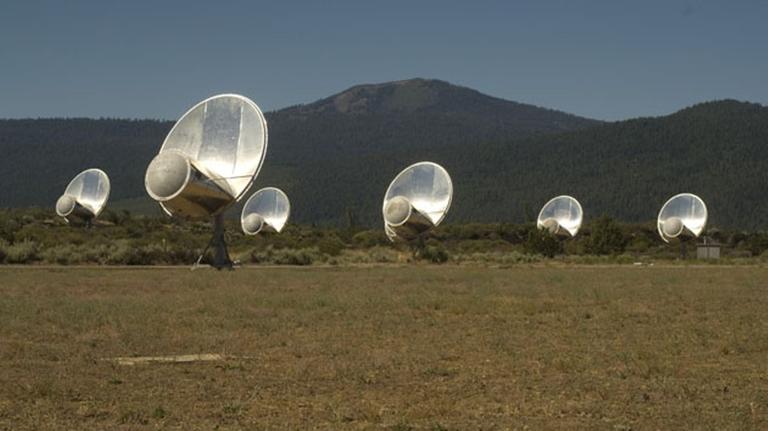 Mit dem Allen Telescope Array am Hat Creek Valley Observatorium sucht das SETI-Projekt nach Signalen fremder Zivilisationen
