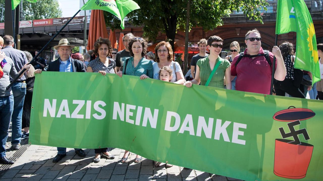"Nazis nein danke" - Die Fraktionsvorsitzende von Bündnis 90/Die Grünen im Berliner Abgeordnetenhaus, Ramona Pop (3.v.l), und andere Teilnehmer einer Gegendemonstration stehen am 07.05.2016 auf dem Hackeschen Markt in Berlin.