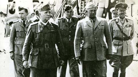 Der italienische Marschall und Regierungschef Pietro Badoglio mit Alliierten 1943