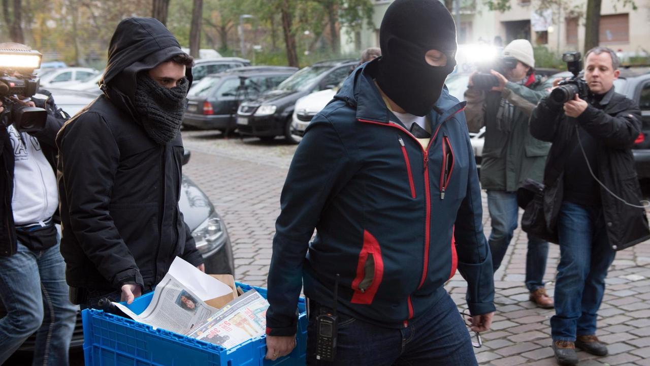 Polizisten bei Razzia gegen Islamisten-Netzwerk in Berlin 