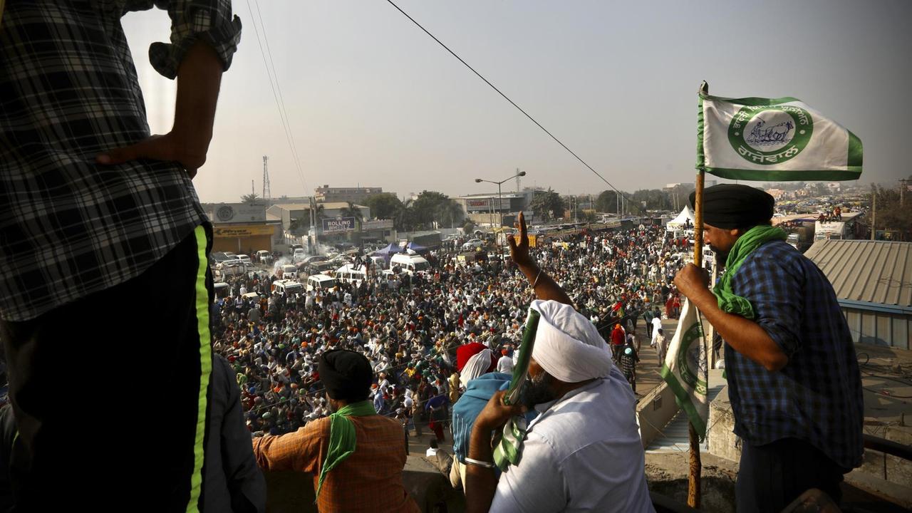 Indische Bauern protestieren am Rande der Hauptstadtregion Delhi.