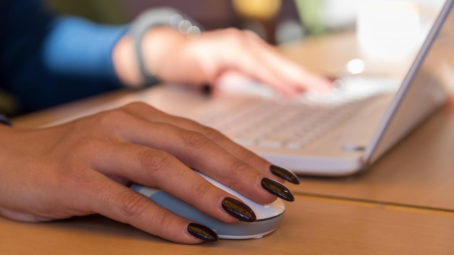 Eine Frau arbeitet an einem Computer. Eine Frau arbeitet an einem Computer.
