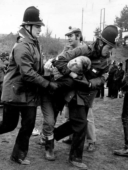Steikende Bergarbeiter am 1.5.1984 in Nottinghamshire in England. Nach fast einem Jahr wurde am 5. März 1985 der bisher längste Arbeitskampf in der britischen Industrie offiziell beendet. Am 12. März 1984 waren aus Protest gegen die geplante Stillegung von fünf unrentablen Zechen.