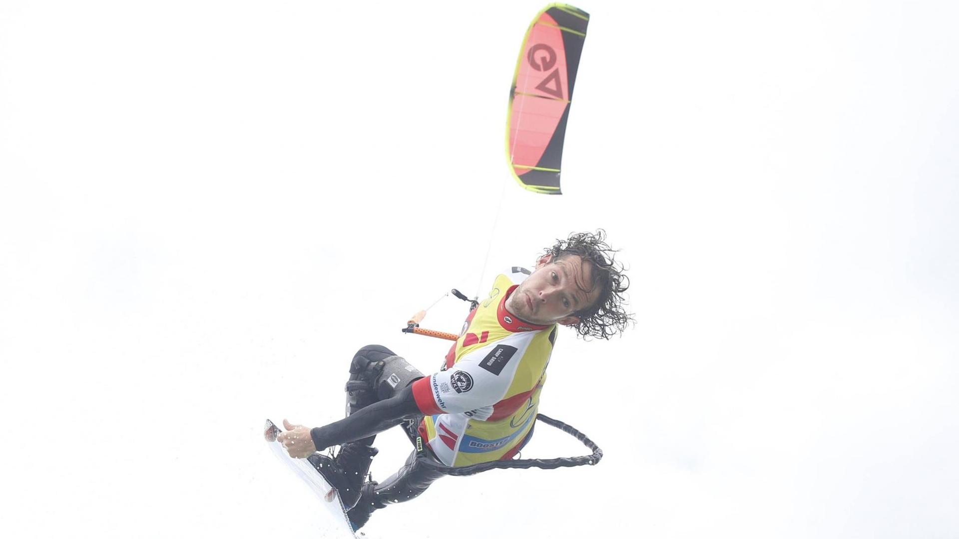 Kitesurfer Mario Rodwald bei einem artistischen Sprung.