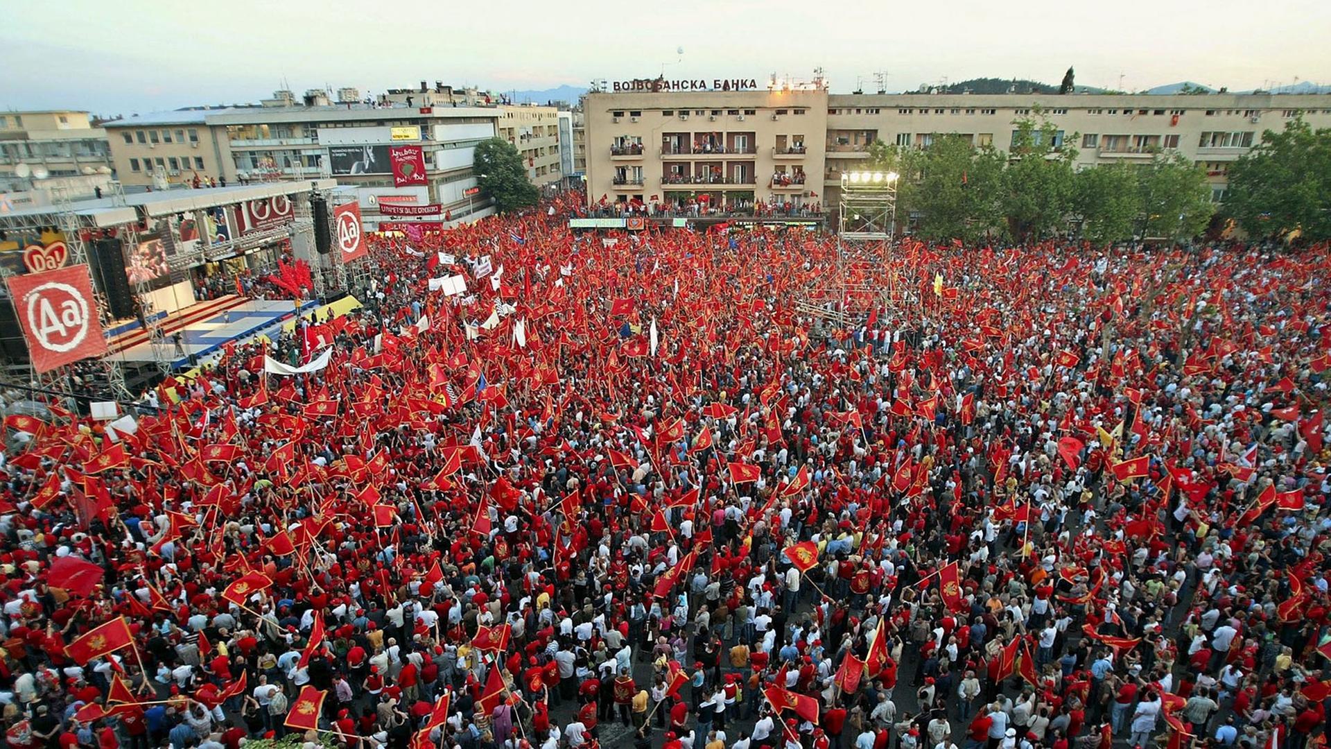 Tausende demonstrieren für Unabhängigkeit Montenegros. Im Mai 2006 Kundgebung in Podgorica