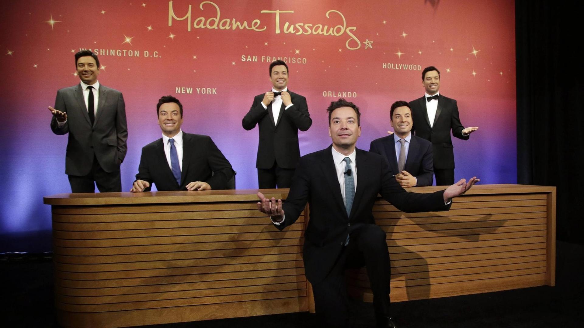 Jimmy Fallon posiert mit fünf Wachsfiguren von ihm selbst bei Madame Tussauds in New York.