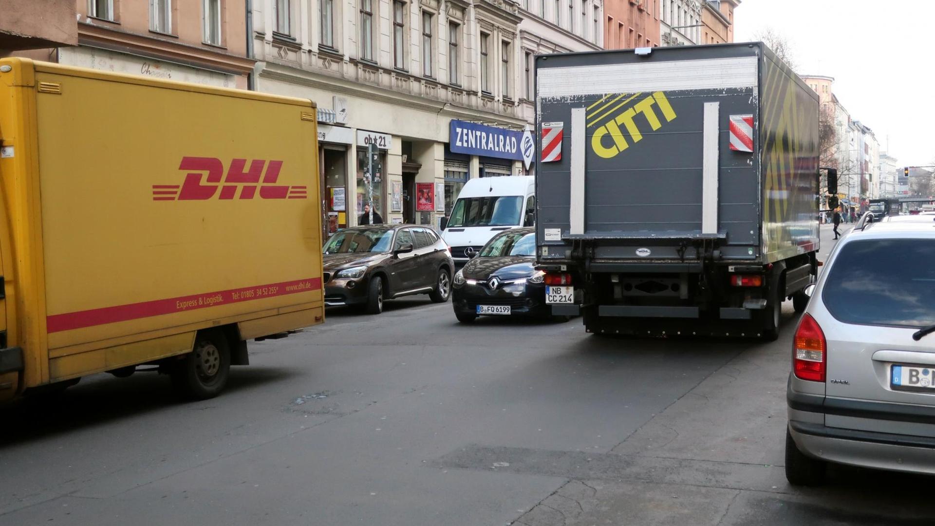 LKWs verschiedener Transportunternehmen im Straßenverkehr