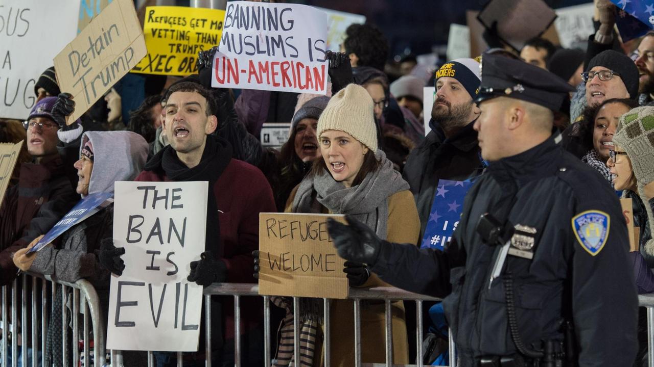 Proteste am New Yorker Flughafen gegen das von Trump verhängte Einreiseverbot für viele Muslime