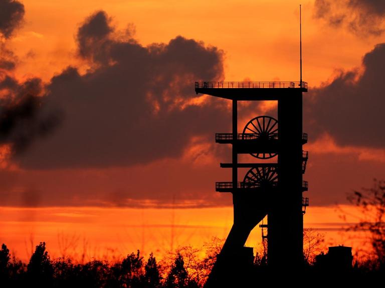 Die Silhouette vom Malakowturm der Zeche Prosper-Haniel in Bottrop, aufgenommen bei Sonnenuntergang