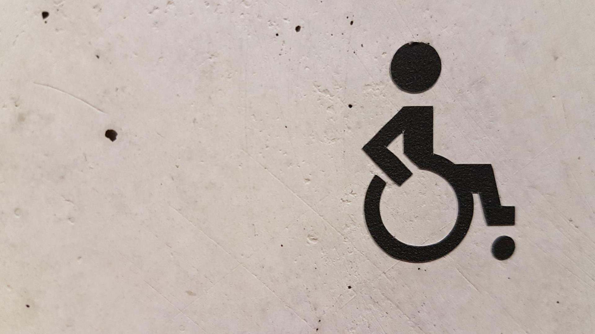Das Logo "Rollstuhlfahrer" ist an einer Wand zu sehen