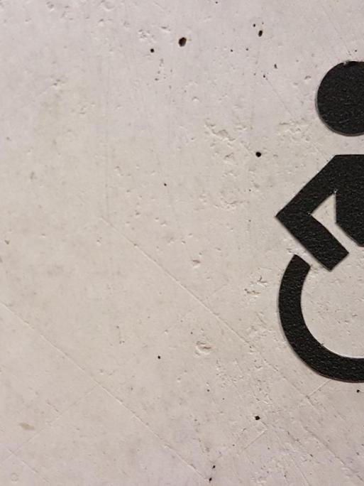 Das Logo "Rollstuhlfahrer" ist an einer Wand zu sehen