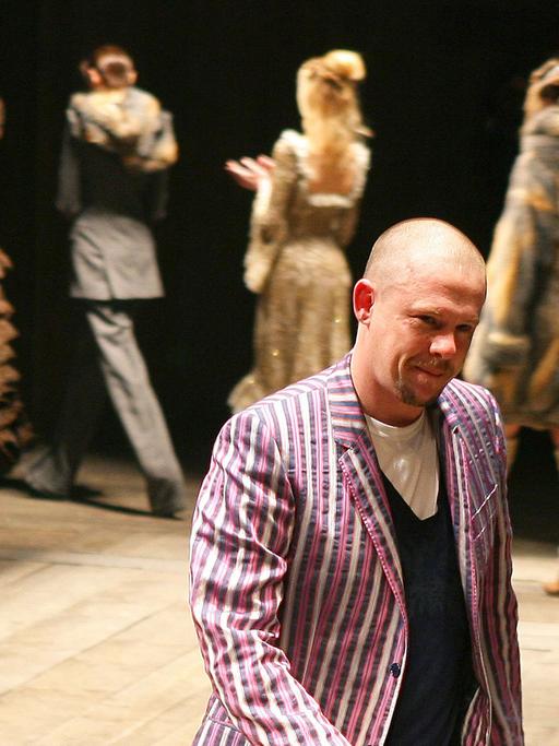 Designer Alexander McQueen während der Präsentatin seiner Herbst-Winter-Kollektion 2006/2007 in Paris.