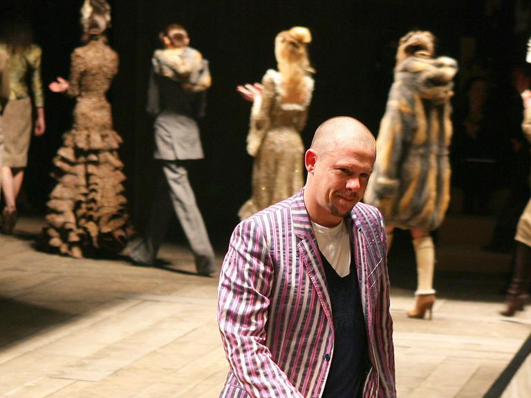 Designer Alexander McQueen während der Präsentatin seiner Herbst-Winter-Kollektion 2006/2007 in Paris.