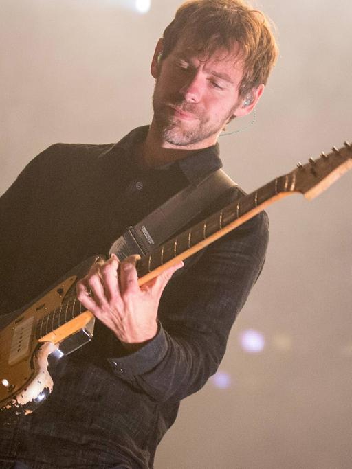 Der Gitarrist Aaron Dessner von der Band The National spielt beim Riot Fest im Humboldt Park in Chicago, Illinois