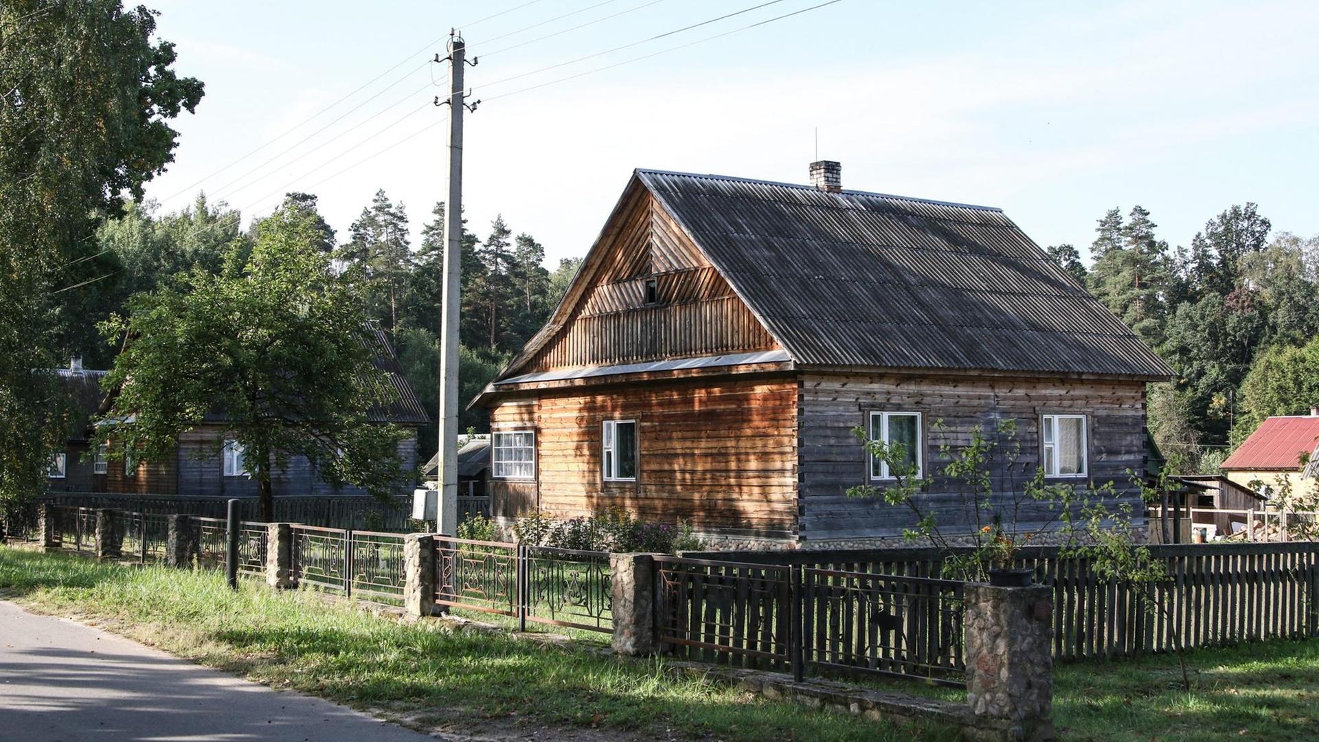 Typisches Haus in einem Dorf in Belarus