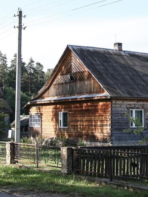 Typisches Haus in einem Dorf in Belarus