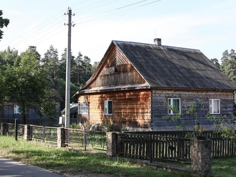 Typisches Haus in einem Dorf in Belarus