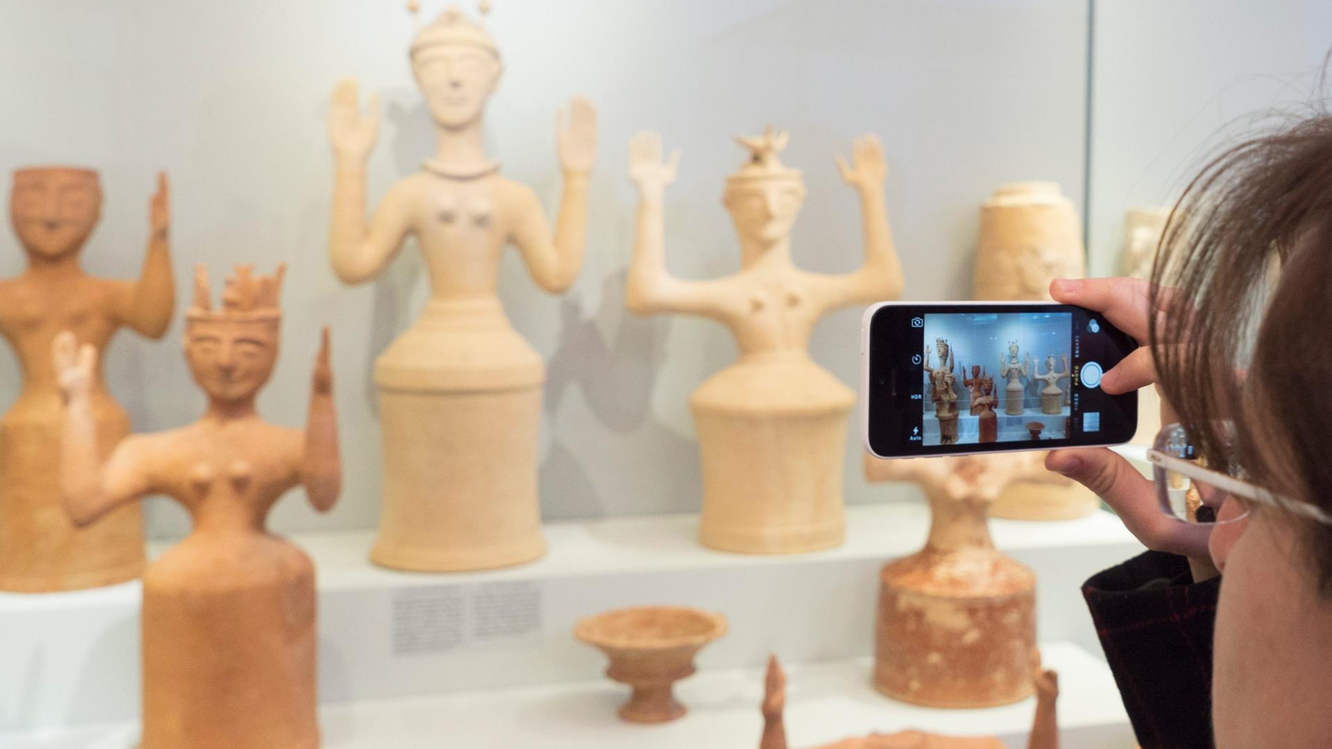 Eine Besucherin fotografiert minoische Funde im Archäologischen Museum in Heraklion, Kreta.