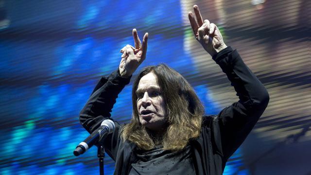 Der Sänger Ozzy Osbourne steht bei einem Konzert in der Stadt Budapest auf der Bühne.