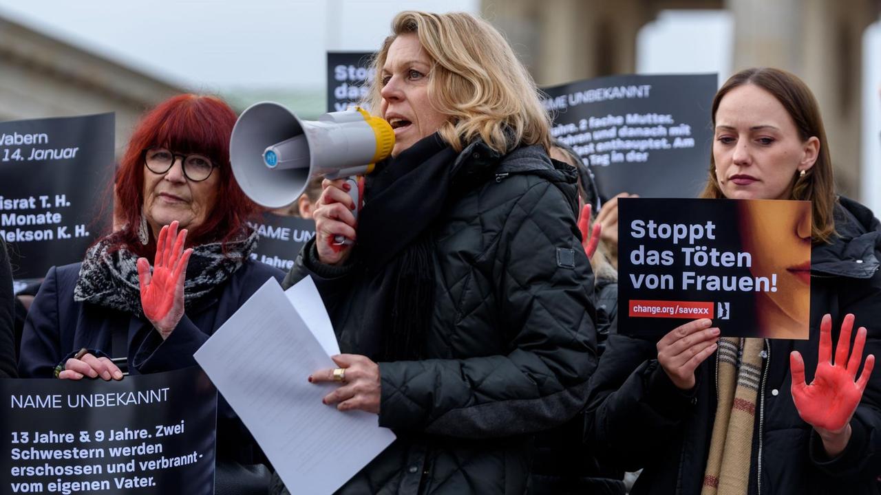 Kristina Wolff Initiatorin der Petition "SaveXX Stoppt das Töten von Frauen" bei der Kundgebung in Berlin zum Internationalen Tag gegen Gewalt gegen Frauen
