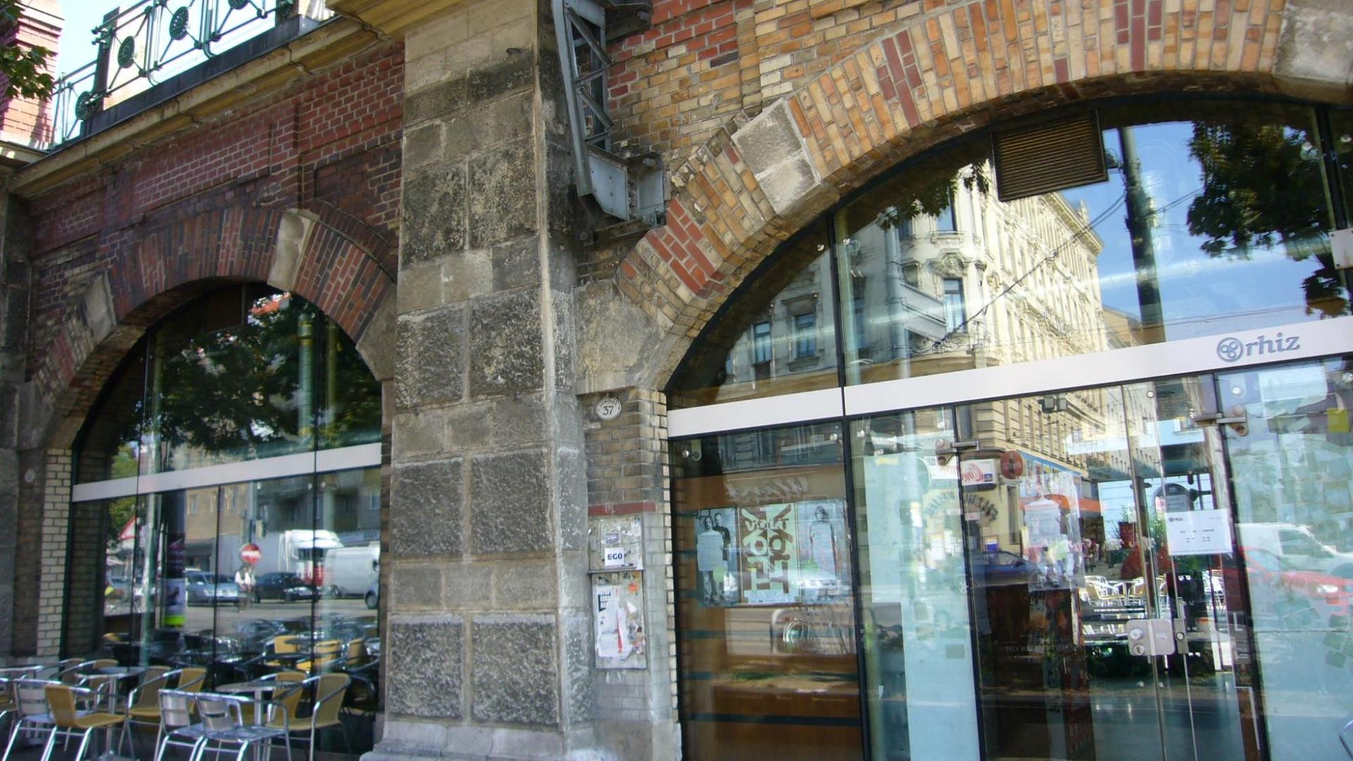Die gläserne Fassade des Wiener Szenelokals rhiz in den historischen, backsteinernen Stadtbahnbögen