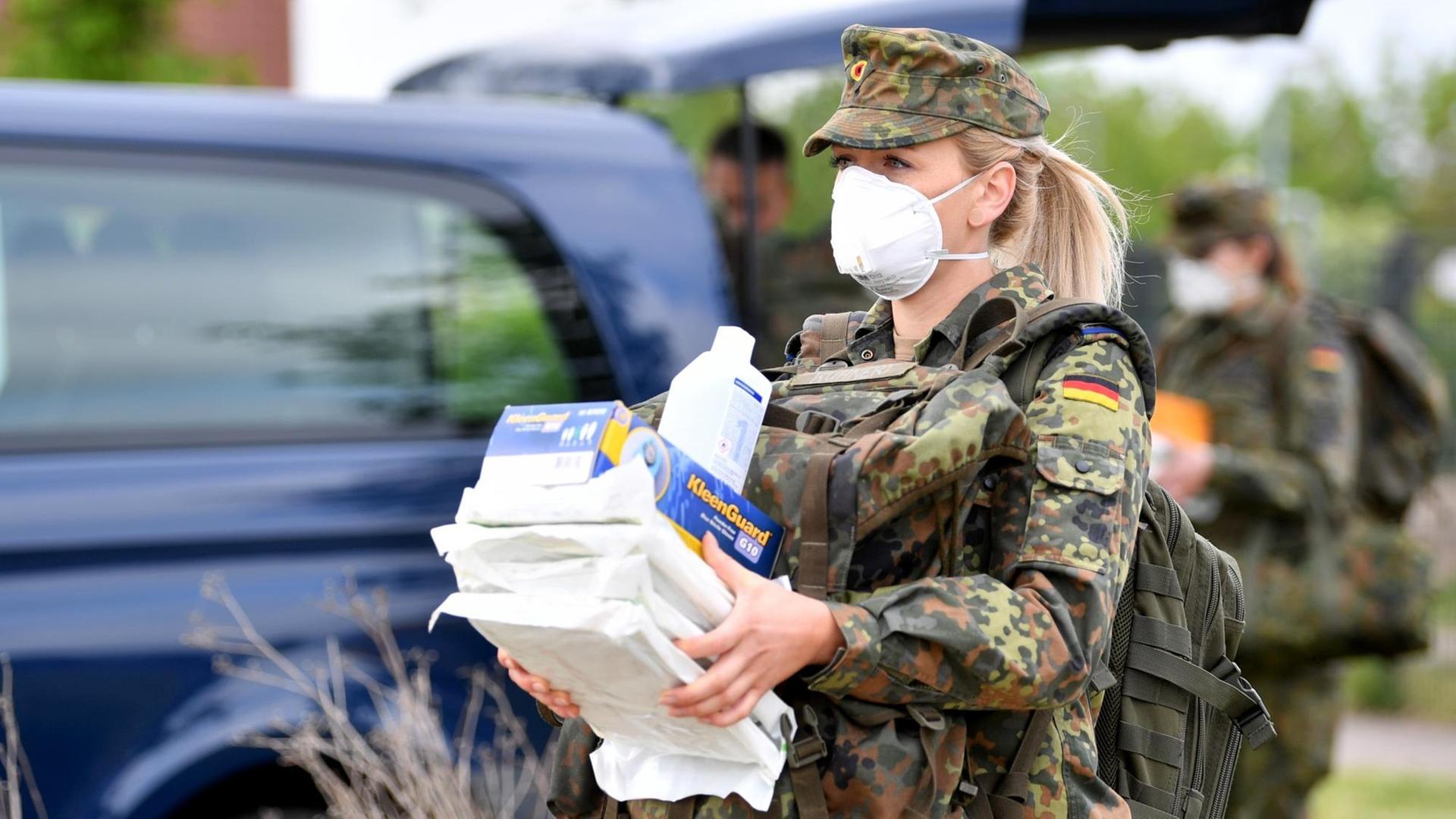 Die Bundeswehr hilft seit Monaten bei der Pandemie-Bekämpfung – etwa in Gesundheitsämtern und Pflegeeinrichtungen. 