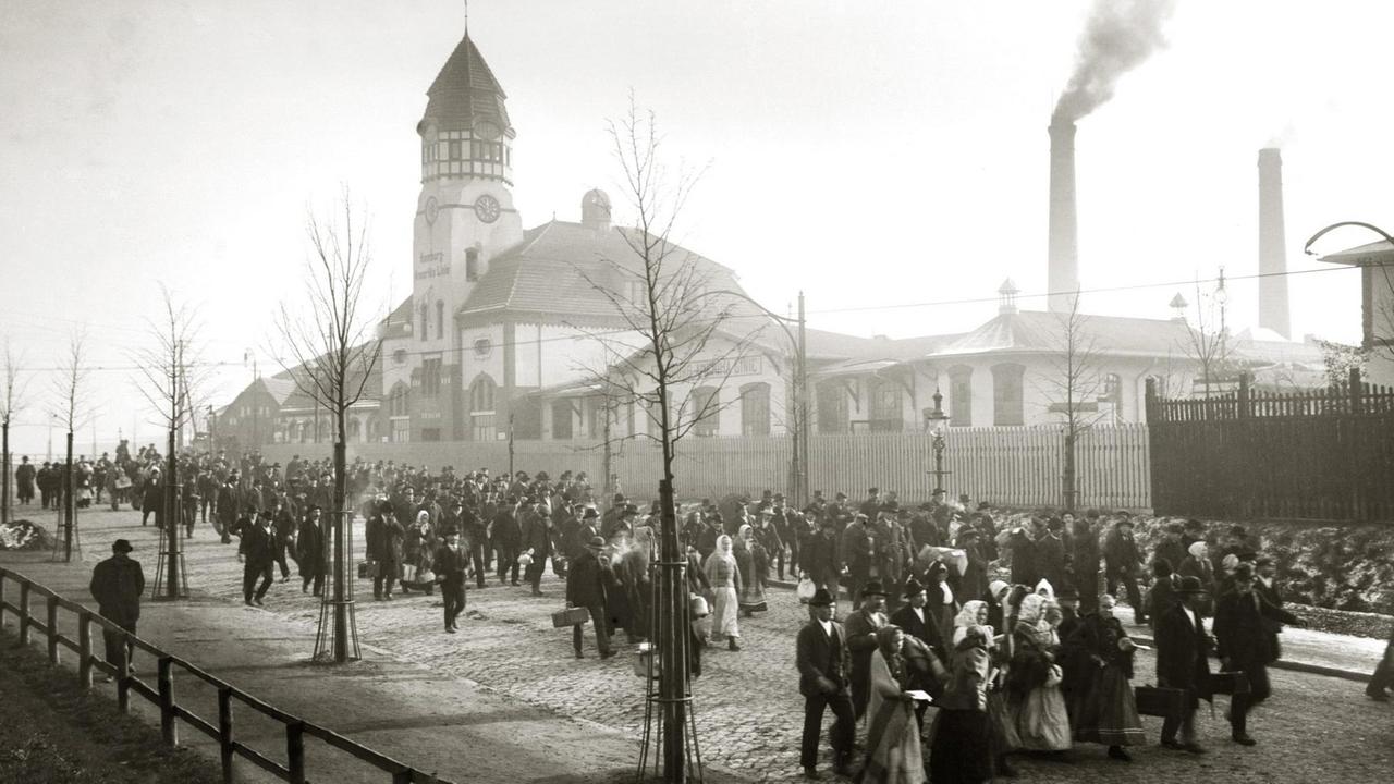 Auswandererhallen 1919 in Hamburg, wo sich heute das Museum "Ballinstadt" befindet.   