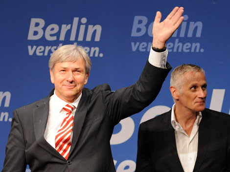 Klaus Wowereit und sein Lebensgefährte Jörn Kubicki auf der SPD-Wahlparty.