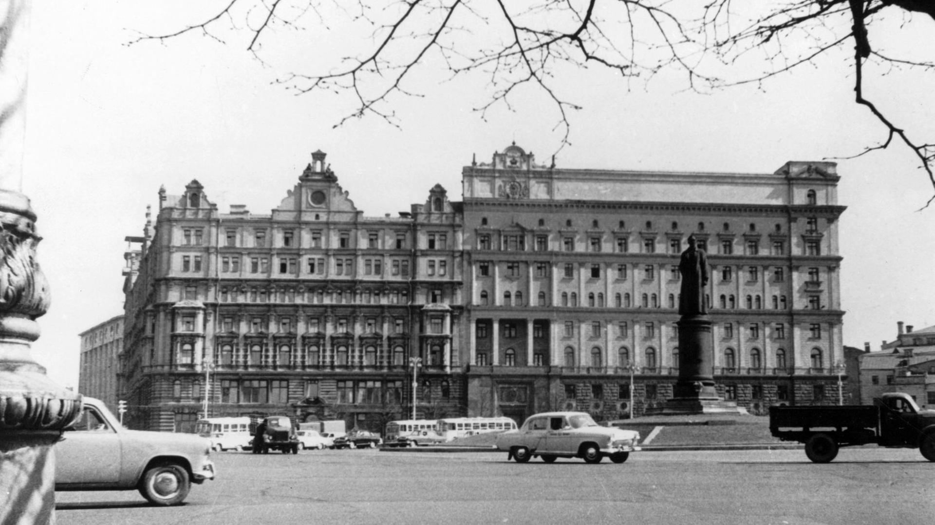Hauptsitz des KGB am damaligen Dzerzhinsky-Platz in Moskau. In der Mitte des Platzes die Statue des ersten KGB-Chefs Feliks Dzerzhinsky. Rundherum fahren Autos.