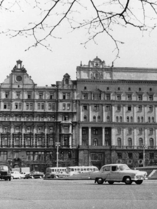 Hauptsitz des KGB am damaligen Dzerzhinsky-Platz in Moskau. In der Mitte des Platzes die Statue des ersten KGB-Chefs Feliks Dzerzhinsky. Rundherum fahren Autos.