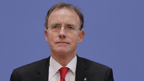 Gerd Landsberg, Hauptgeschäftsführer des Deutschen Städte- und Gemeindebundes. Er schaut geradeaus in die Kamera. Der Hintergrund ist blau.