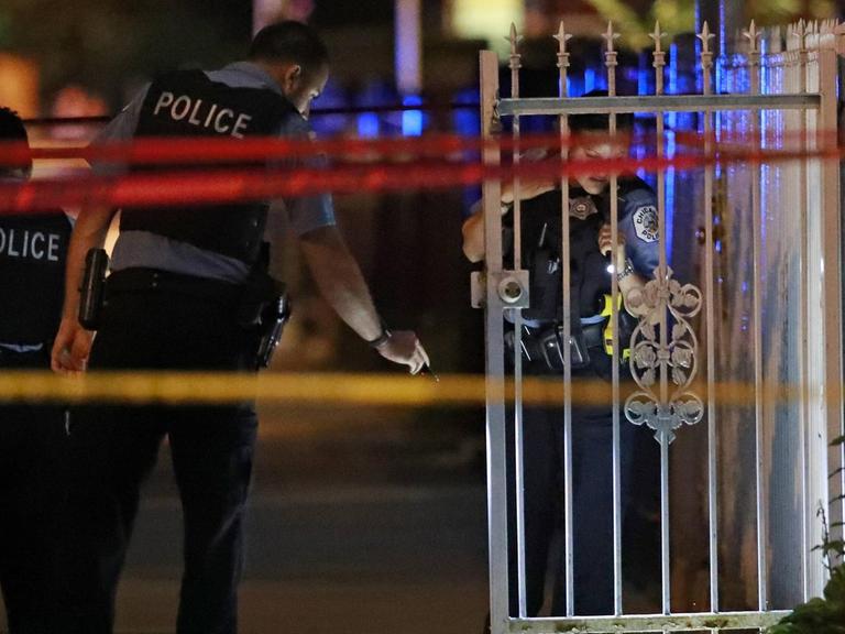 Nächtlicher Einsatz: Polizisten am mit Band abgesperrten Tatort eines Verbrechens in Chicago.